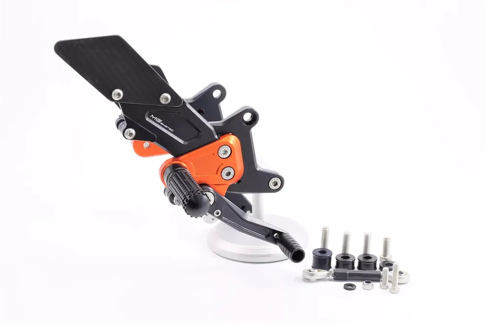 Neue Ware MG Biketec Sportfußrastenanlage passend für KTM 1290 Super Duke R (2014-2016) mit ABE